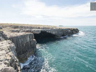 Andiamo oltre per lasciarci sorprendere dalla vista di altre grotte marine. C�� quella �del Porticello� (o �Stampagnata�)...